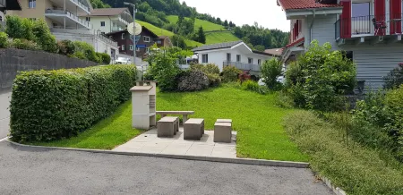 Two-Bedroom Apartment for 4-5 Guests with Lake and Mountain Views Отели в г. Эмметтен