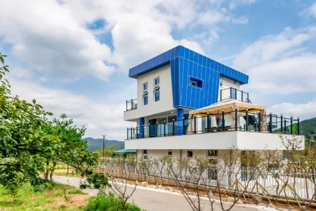 Hwasun the Holiday Castle Pension Отели в г. Хвасун