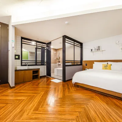 Iksan Fourseason Hotel Отели рядом с достопримечательностью «Железнодорожная станция Иксан»