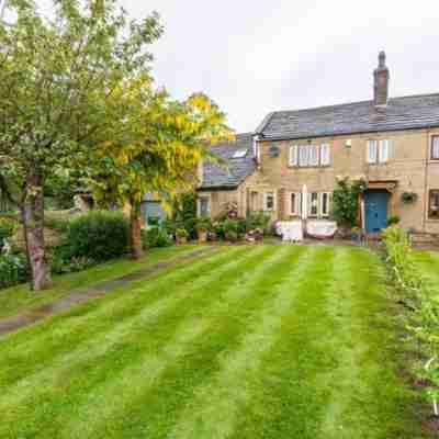 Charming 3-Bed House in Halifax w/ Private Garden Hotel Exterior