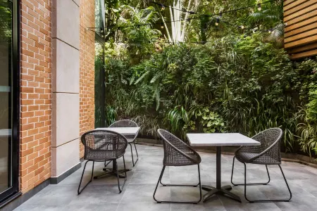 Radisson Serviced Apartments Antananarivo City Centre Отели рядом с достопримечательностью «Ботанический и зоологический сад «Цимбазаза»»