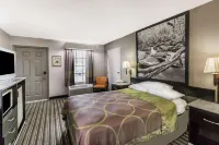 Super 8 by Wyndham Clinton - parking