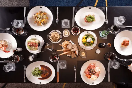 QT Canberra, an EVT hotel Отели рядом с достопримечательностью «Australian Academy of Science»