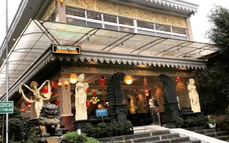 Seruni Hotel Hobbit House Отели рядом с достопримечательностью «Таман Сафари Индонезия Богор»