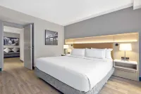 DoubleTree by Hilton Davenport Hotels near Walnut Center