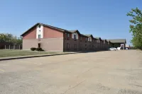 Super 8 by Wyndham Springfield/Battlefield Hotels near Sequiota Park