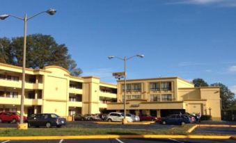 Diamond Inn & Suites