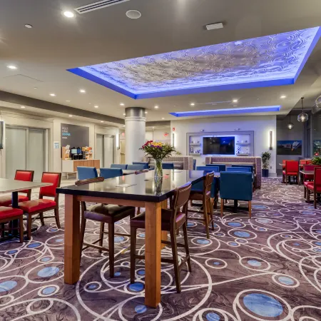 Holiday Inn Express KANSAS CITY DOWNTOWN by IHG Отели рядом с достопримечательностью «Стадион «Эрроухед»»