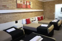 Golden Harvest Motor Inn Hotels in 