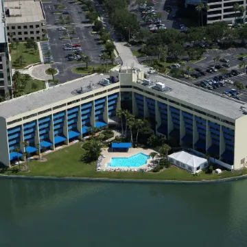 DoubleTree by Hilton Tampa Rocky Point Waterfront Отели рядом с достопримечательностью «Поле для гольфа Rocky Point Golf»