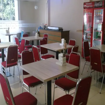 Hotel Kharisma Отели в г. Мадиун