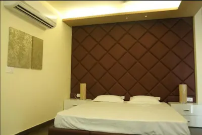 Hardys World Hotels near J Block Park