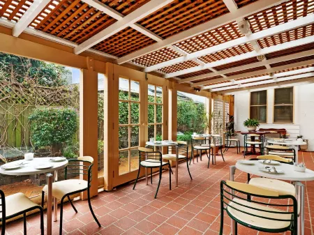 The North Shore Hotel Отели в г. Cammeray