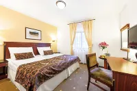 Hotel & Apartments U Černého Orla فنادق في Trebic