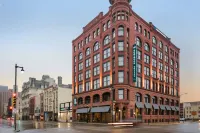 Homewood Suites By Hilton Milwaukee Downtown Отели рядом с достопримечательностью «Pick n Save»