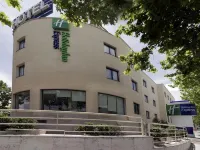 Holiday Inn Express Madrid-San Sebastian D/L Reyes فنادق في سان أوغستين ديل جواداليكس