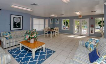 ​Near Theme Parks! Spectacular New 3 Br Home, Sleeps 7, Patio, Pool!