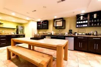 Canalside Inn