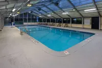 Baymont by Wyndham White Plains - Elmsford - piscina