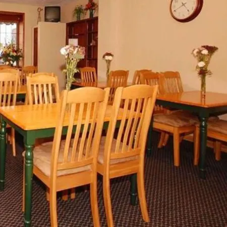 Econo Lodge Inn & Suites