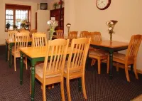Econo Lodge Inn & Suites - breakfast