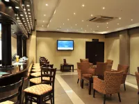 Safari Hotel & Convention Centre - bar