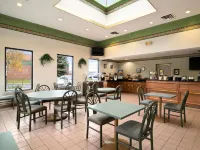 Wingate by Wyndham Canton/Hall of Fame - breakfast