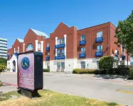 Quality Suites Irving-Las Colinas Hotel dekat Halftime Institute
