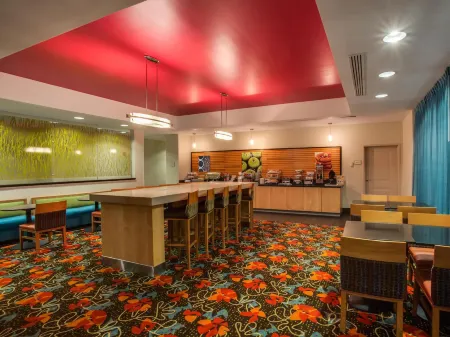 La Quinta Inn & Suites by Wyndham Starkville at MSU Отели в г. Октибэха