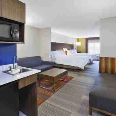 Holiday Inn Express & Suites Auburn Hills Rooms