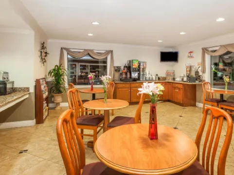 Super 8 by Wyndham Bakersfield/Central