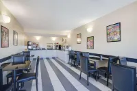 Microtel Inn & Suites by Wyndham Pigeon Forge - breakfast