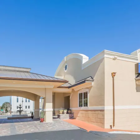 Days Inn by Wyndham Pensacola - Historic Downtown