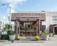 Econo Lodge by the Falls - parkir