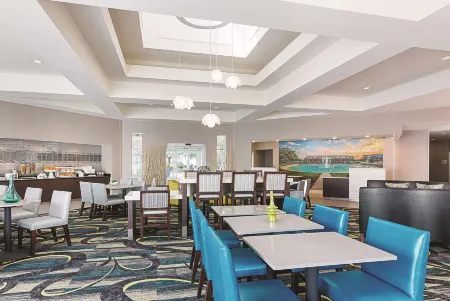 La Quinta Inn & Suites by Wyndham Orlando UCF Отели в г. Овьедо