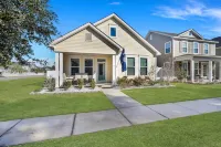 Coastal Home w/ Yard < 1 Mi to Old Town Bluffton! - parking