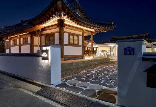 [경주 마당 한옥의 아름다운 마당 사진]