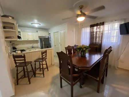 4DR Inviting 3-Bedroom Stay Santo Domingo Отели рядом с достопримечательностью «Iglesia Evangelica Metodista Libre Vista Bella 3ra»
