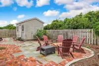 Vintage Home with Fire Pit in Backyard Street Away from Beach by RedAwning Hotel in zona Peters Point Beachfront Park