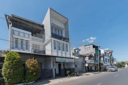 Wisma Brata 2 Mitra RedDoorz Отели в г. Warudoyong