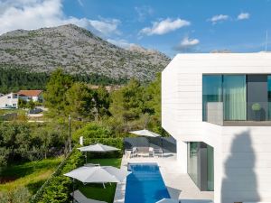 5-Star Villa Calma II with Heated Pool & Jacuzzi Oasis