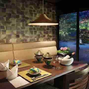 Open-Air Baths in All Rooms. Independent Cottages - Kanon Dining/Meeting Rooms