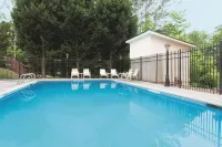 La Quinta Inn & Suites by Wyndham Covington - Pools