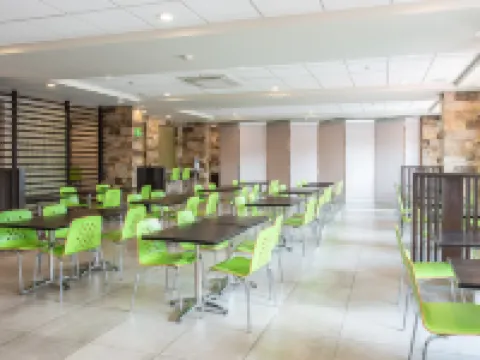 ホリデイ イン エクスプレス & スイーツ セラヤ by IHG セラヤのホテル