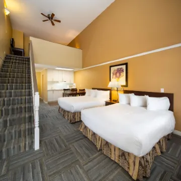 Econo Lodge Inn & Suites Hotels near Downtown Kelowna