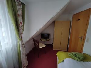 Single room with shared bathroom and kitchen