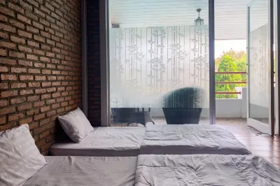 Urbanview Hotel Villa Q Gisting by RedDoorz Hotels in Gisting
