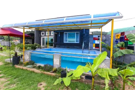 Gyeongju Hwawon Stage Pool Villa Отели в г. Кенджу