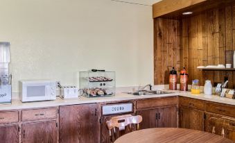The Belgium Inn & Suites - Housity