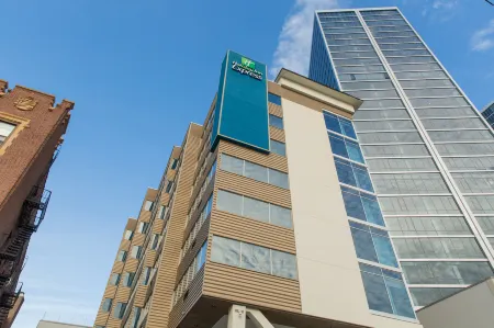 Holiday Inn Express New Rochelle Отели рядом с достопримечательностью «Парк Харбор Айленд»